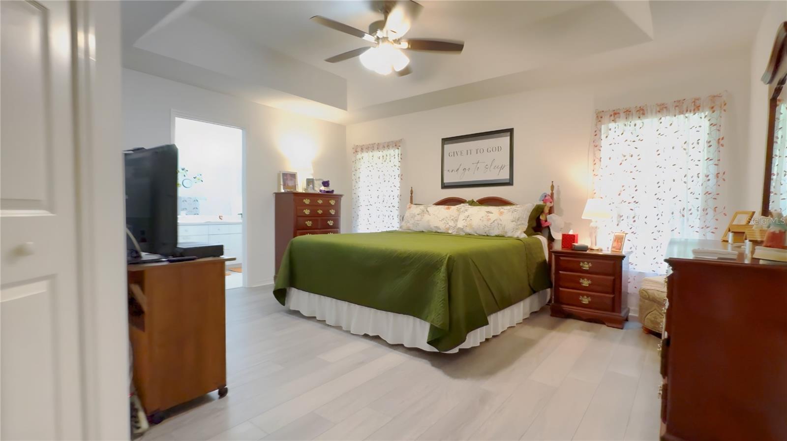 Listing photo id 15 for 14116 Whitecap Avenue