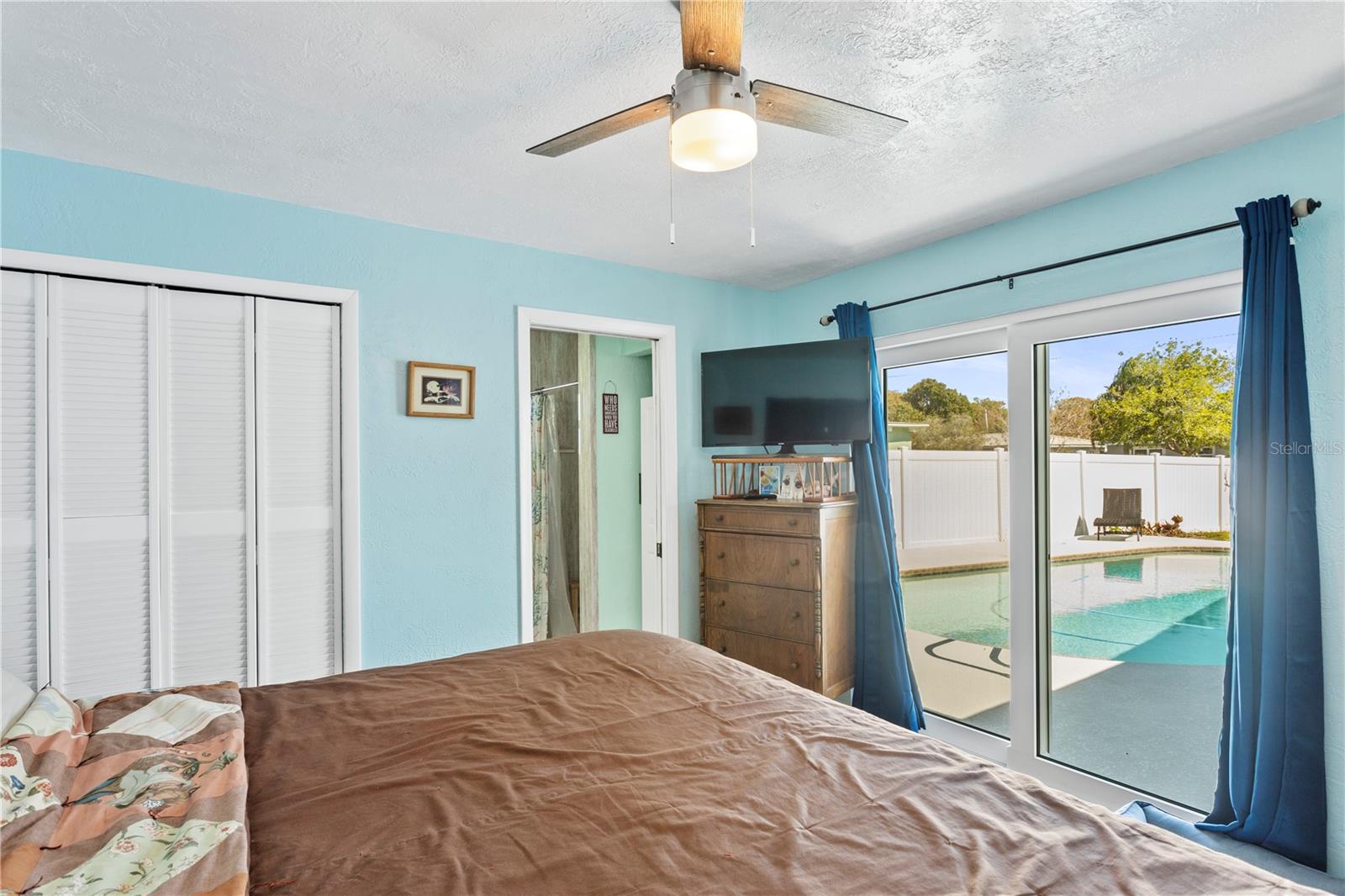 Listing photo id 10 for 1701 66th Avenue N