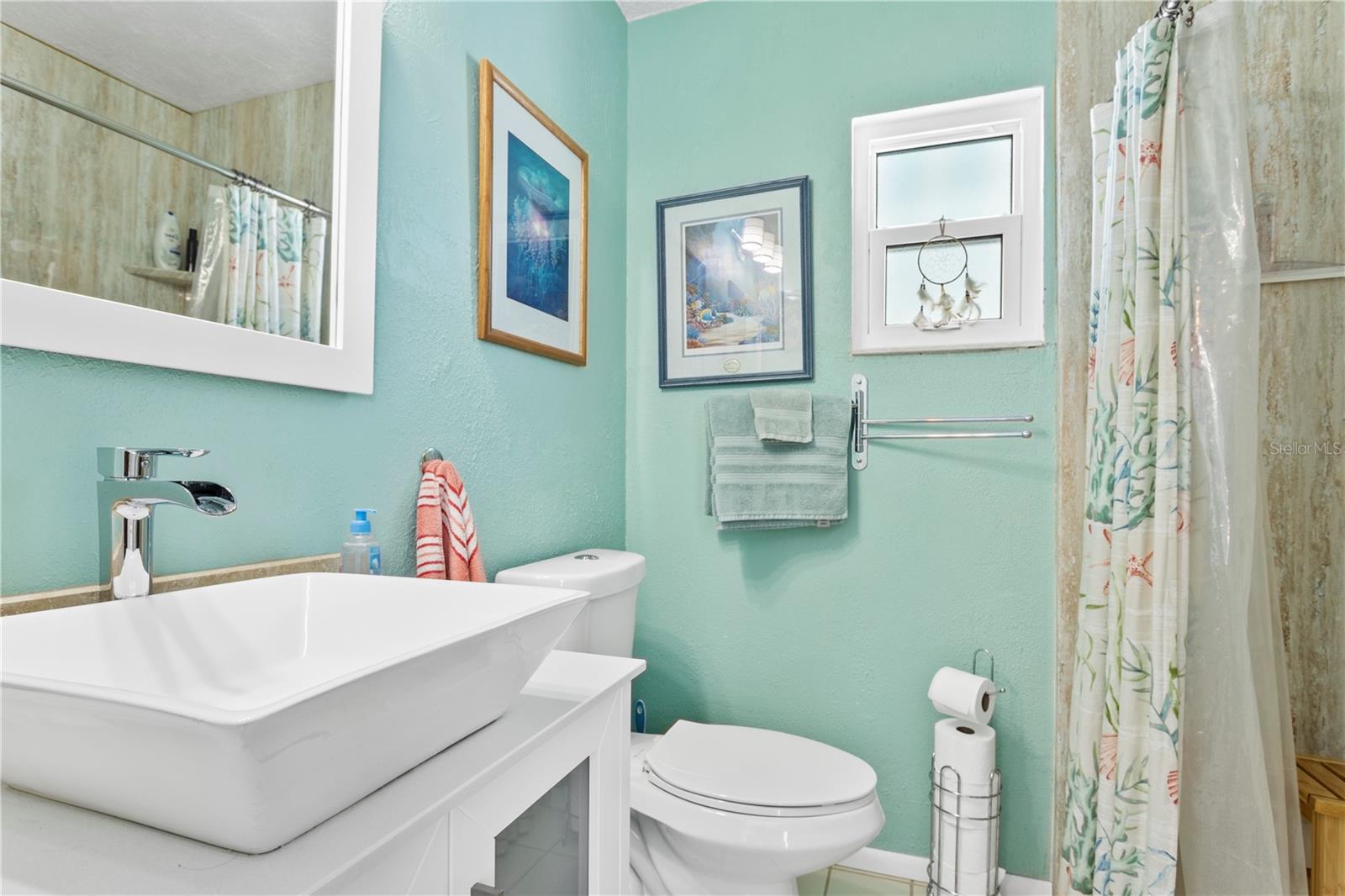 Listing photo id 12 for 1701 66th Avenue N