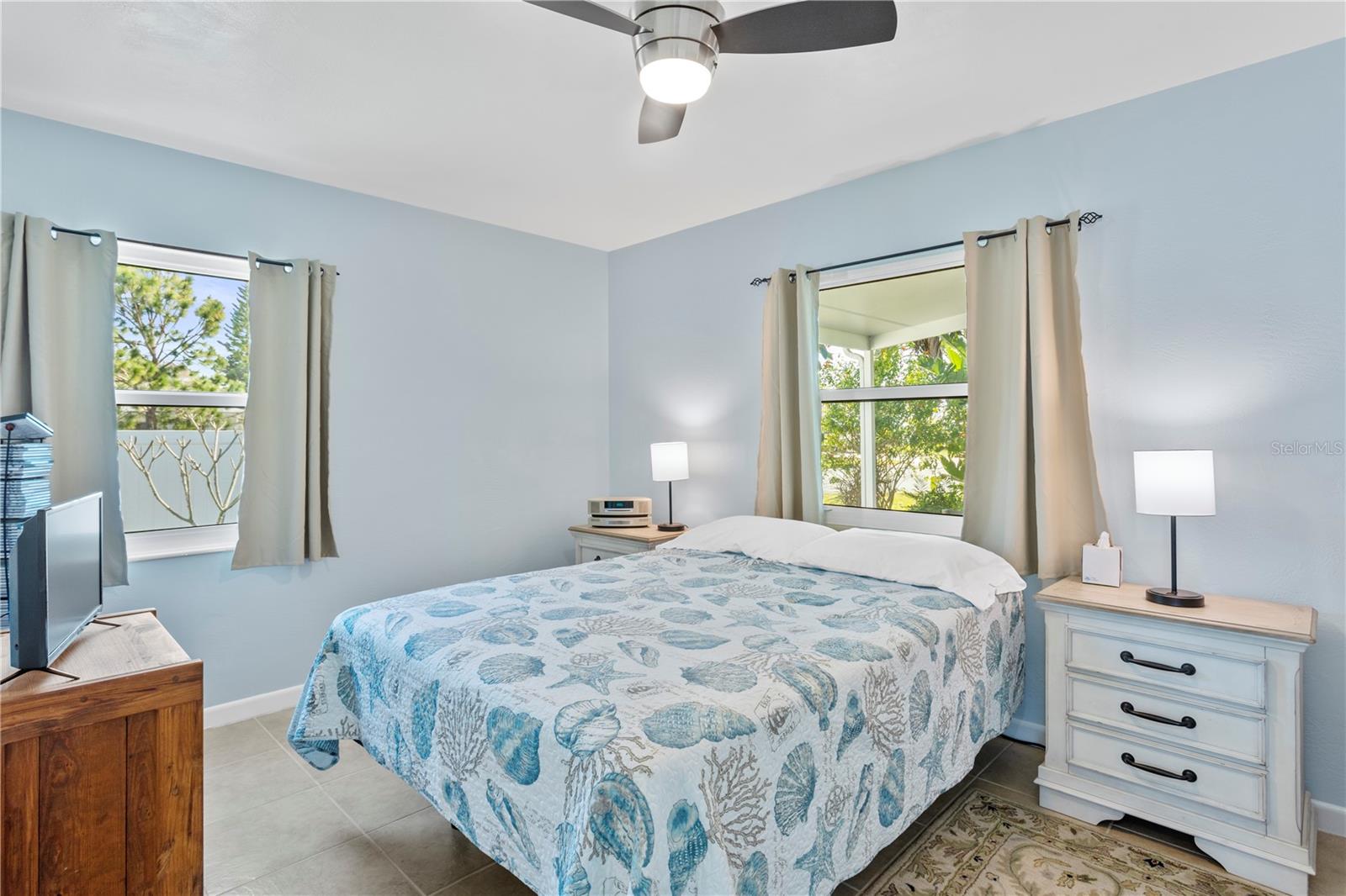 Listing photo id 13 for 1701 66th Avenue N