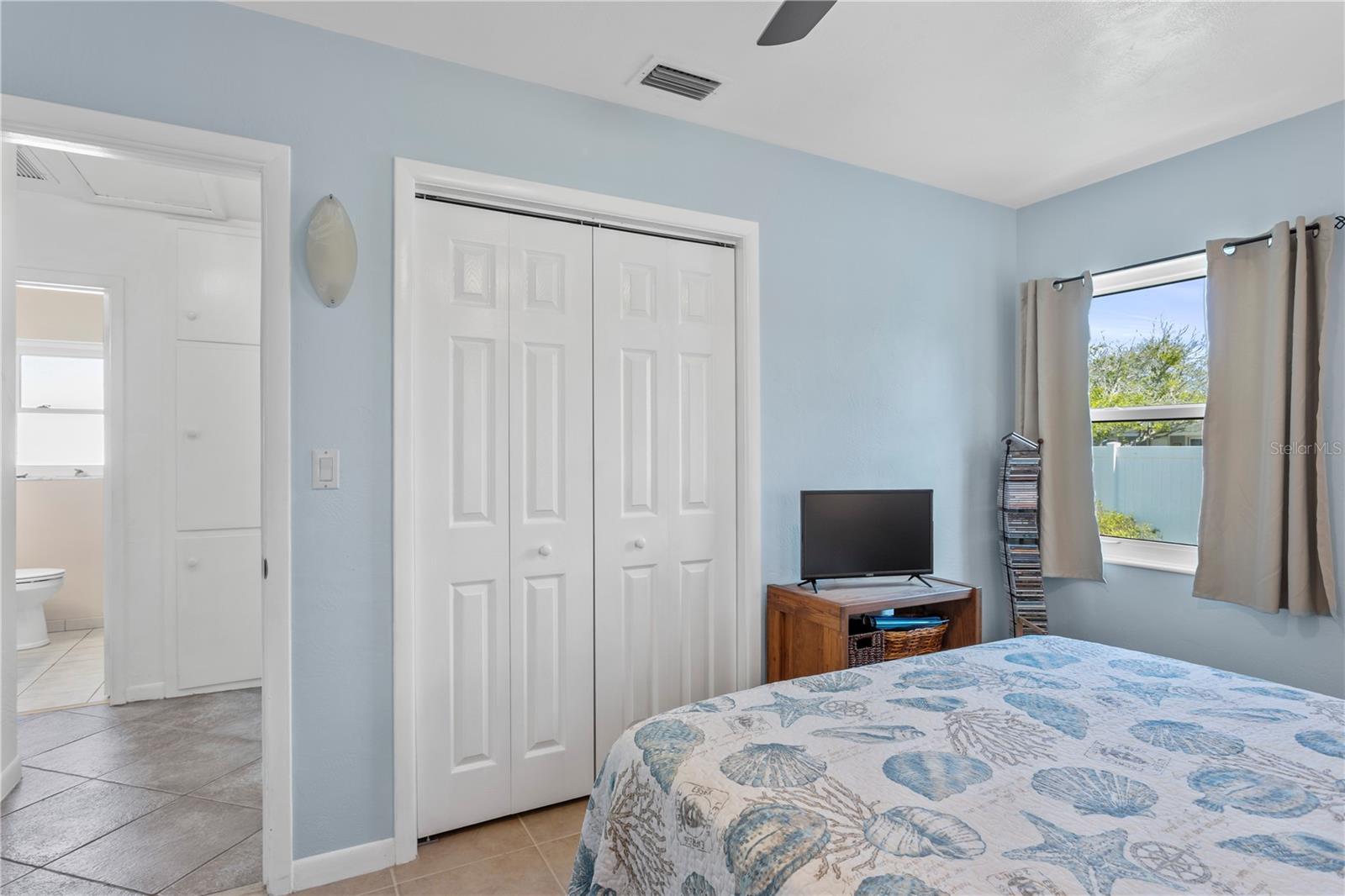 Listing photo id 14 for 1701 66th Avenue N