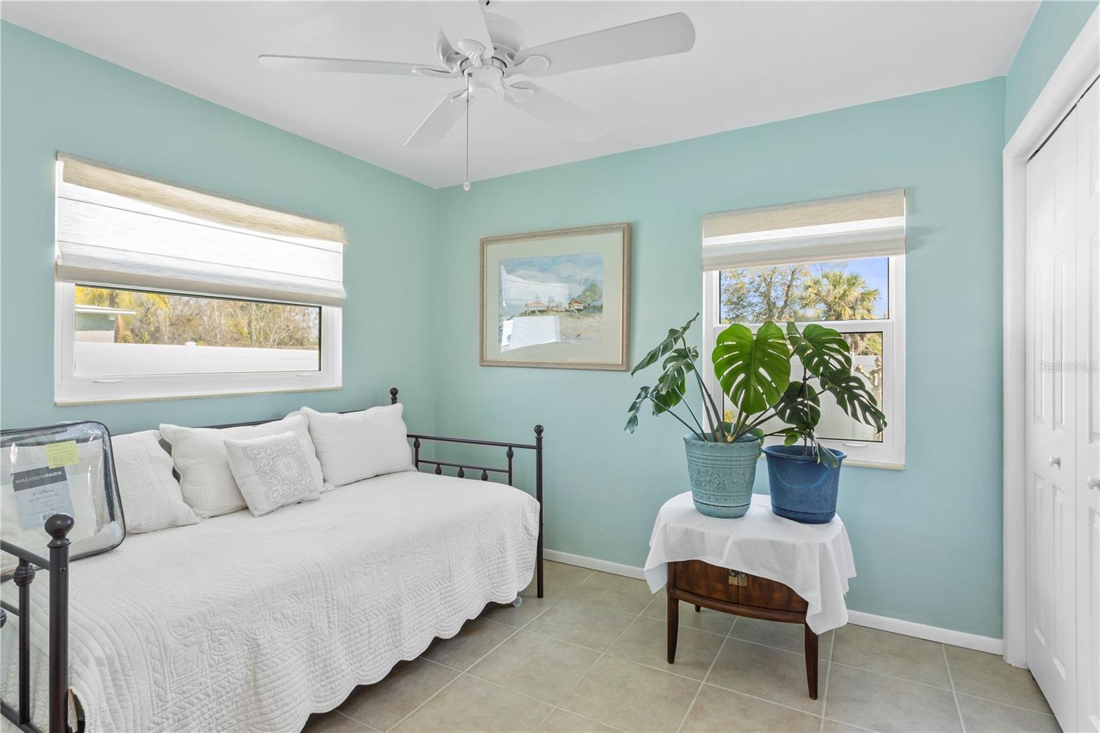 Listing photo id 16 for 1701 66th Avenue N