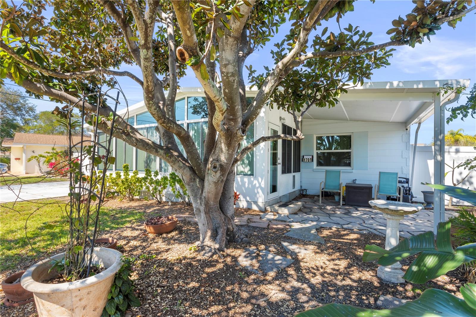 Listing photo id 0 for 1701 66th Avenue N