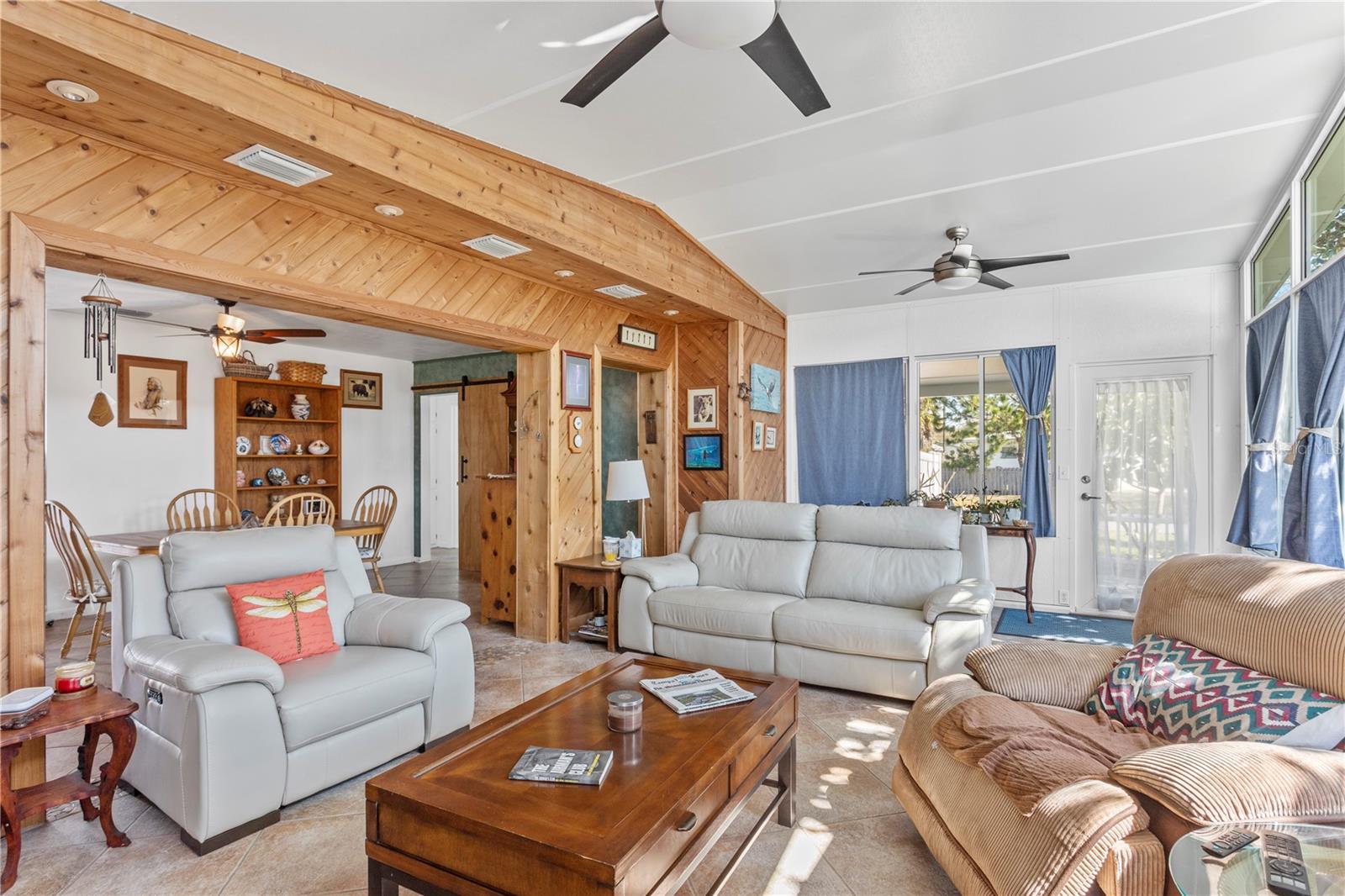 Listing photo id 2 for 1701 66th Avenue N