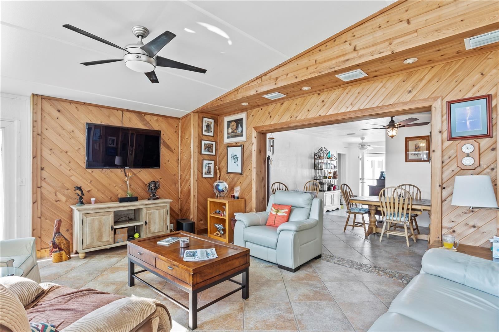 Listing photo id 3 for 1701 66th Avenue N