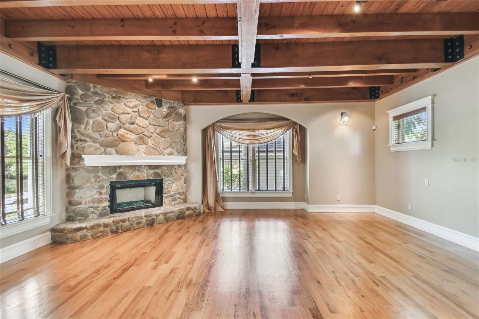 Listing photo id 10 for 405 Shore Crest Drive