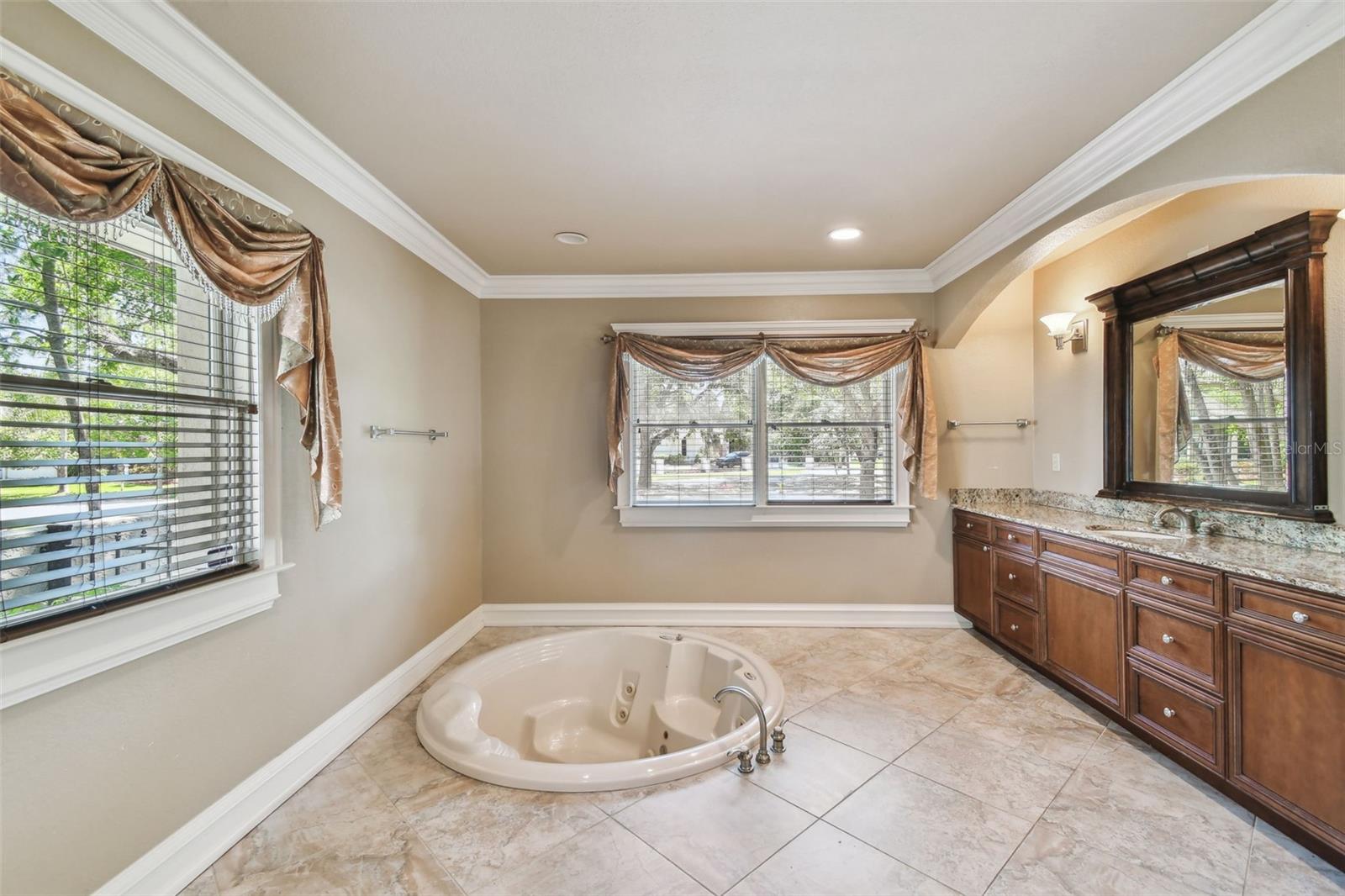 Listing photo id 12 for 405 Shore Crest Drive