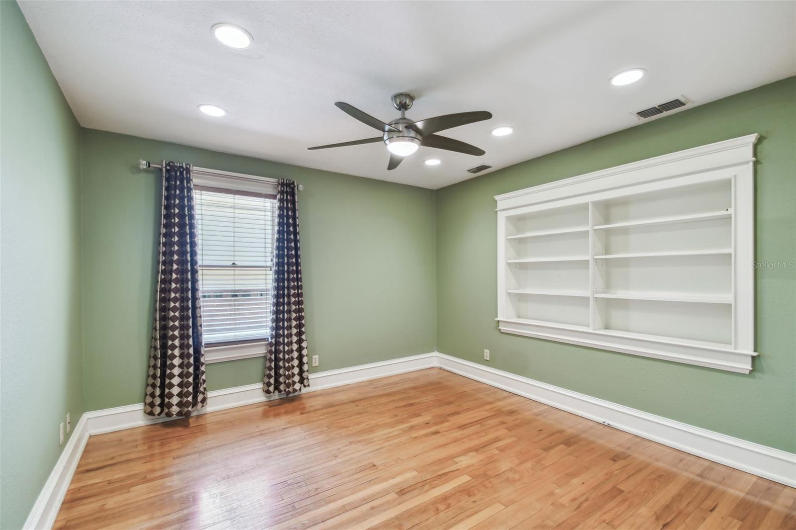 Listing photo id 14 for 405 Shore Crest Drive