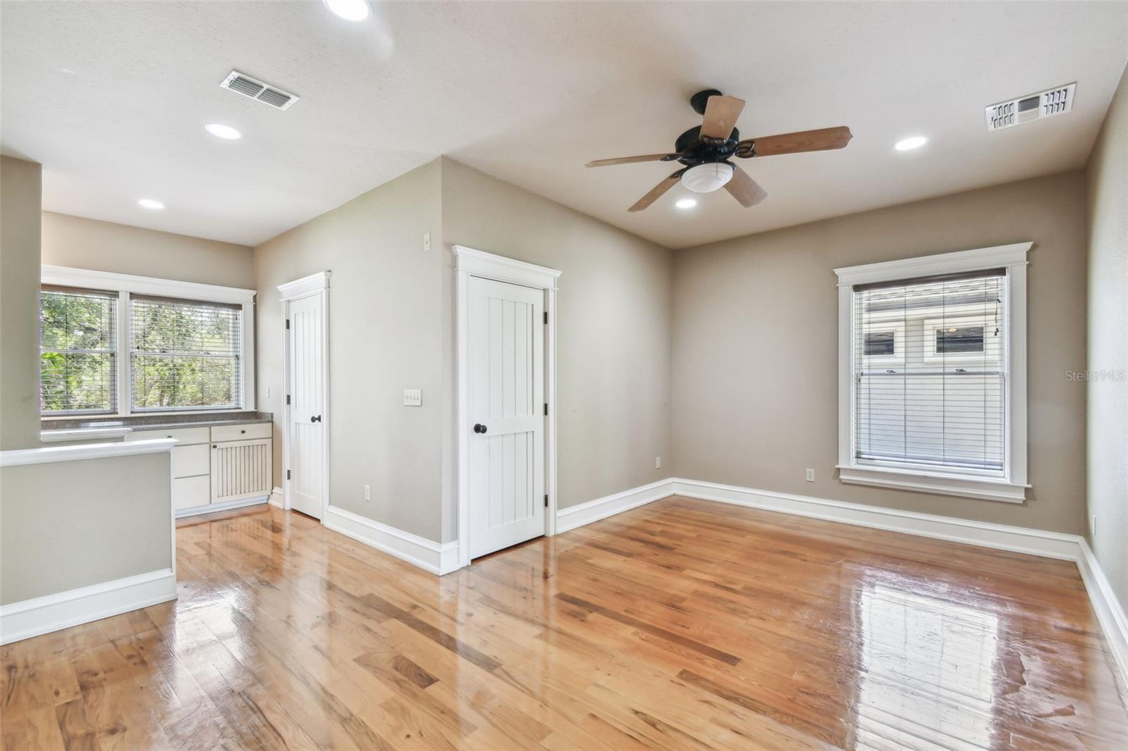 Listing photo id 16 for 405 Shore Crest Drive