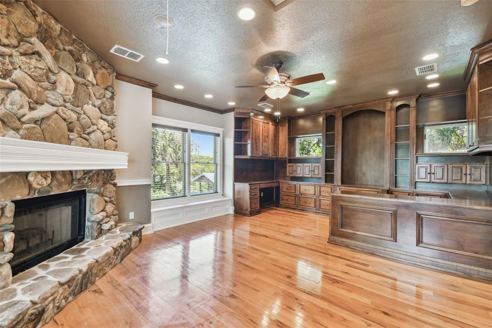 Listing photo id 17 for 405 Shore Crest Drive