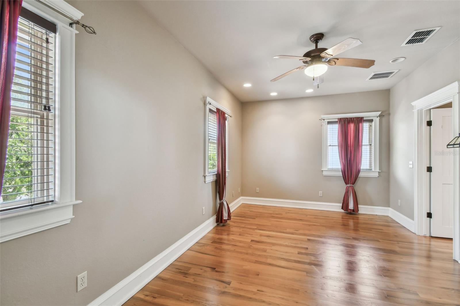 Listing photo id 18 for 405 Shore Crest Drive