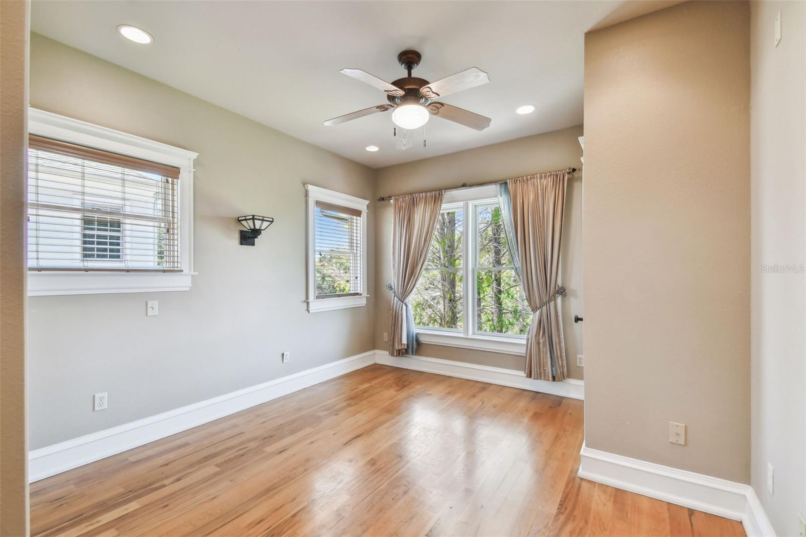 Listing photo id 19 for 405 Shore Crest Drive