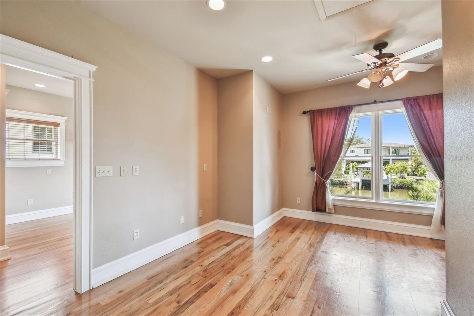 Listing photo id 20 for 405 Shore Crest Drive