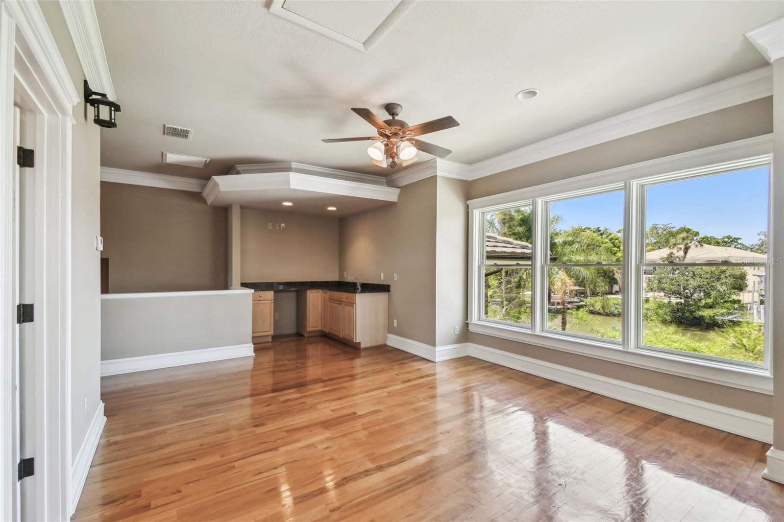 Listing photo id 22 for 405 Shore Crest Drive