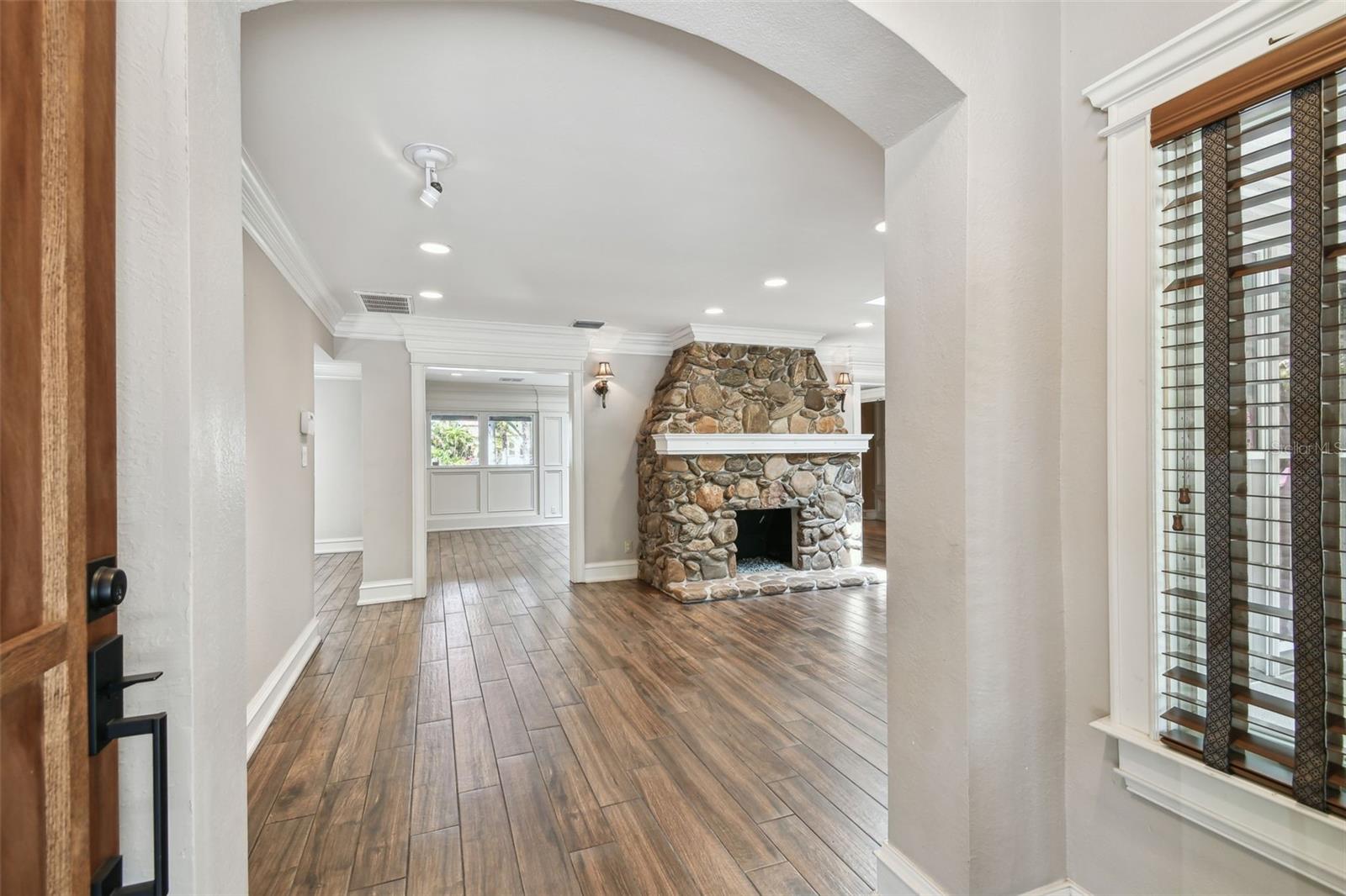 Listing photo id 3 for 405 Shore Crest Drive