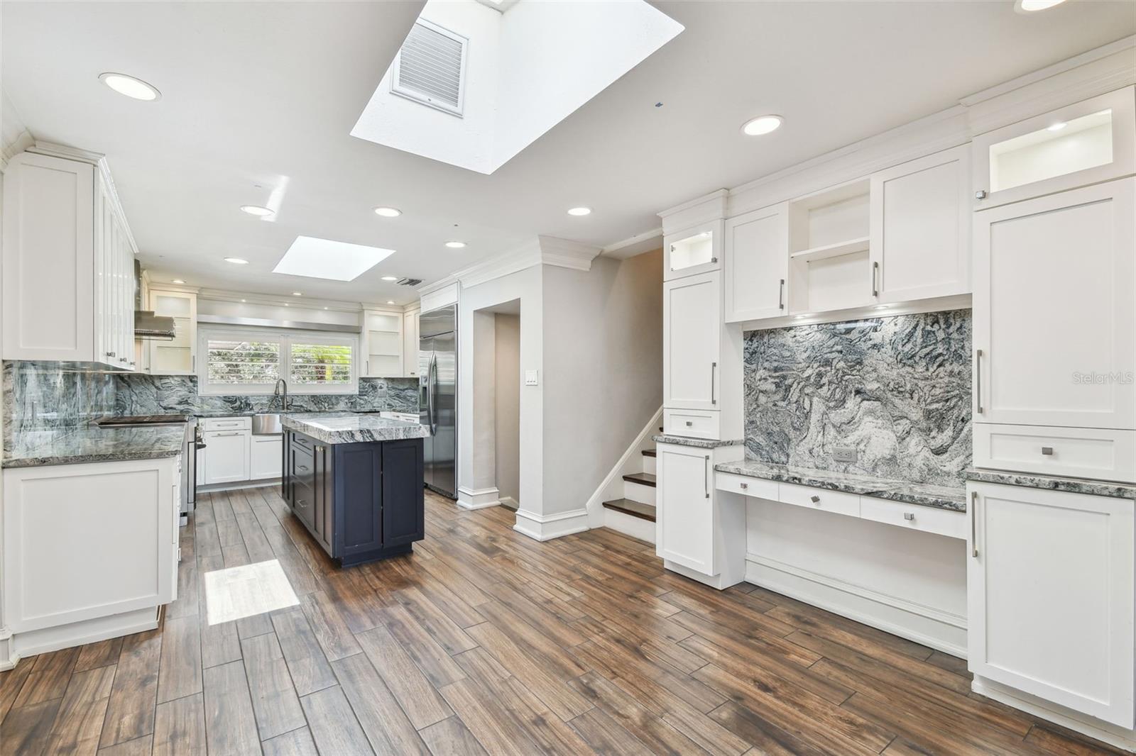 Listing photo id 5 for 405 Shore Crest Drive