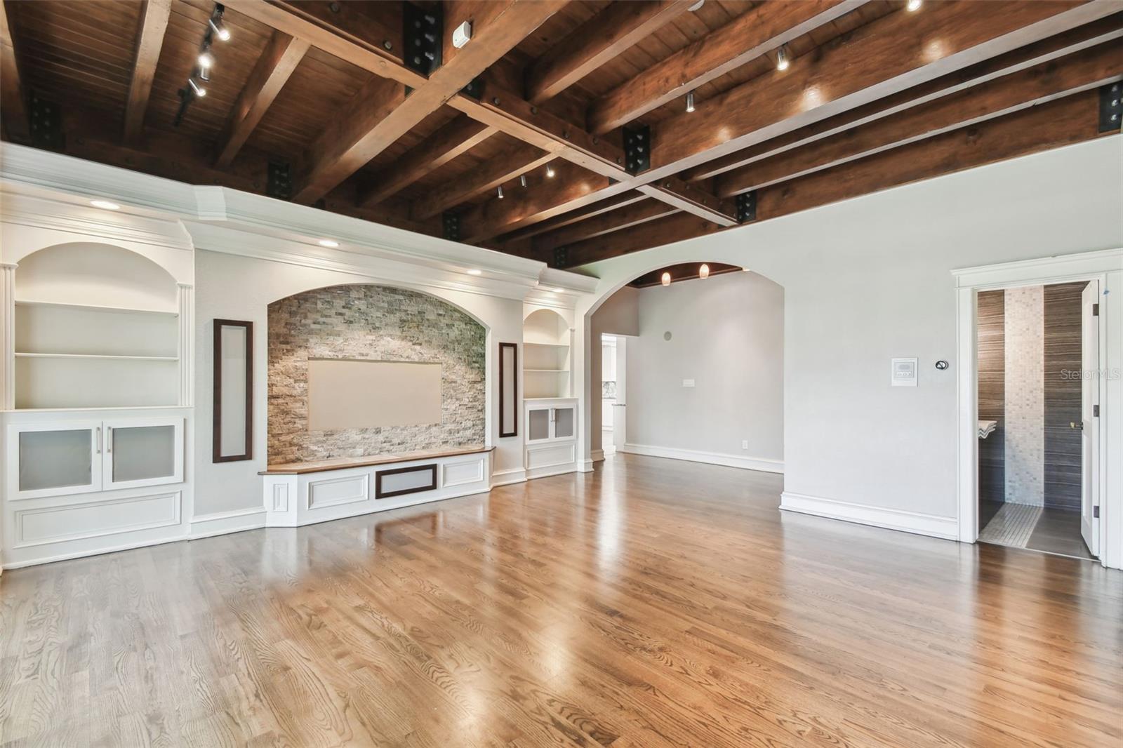 Listing photo id 7 for 405 Shore Crest Drive