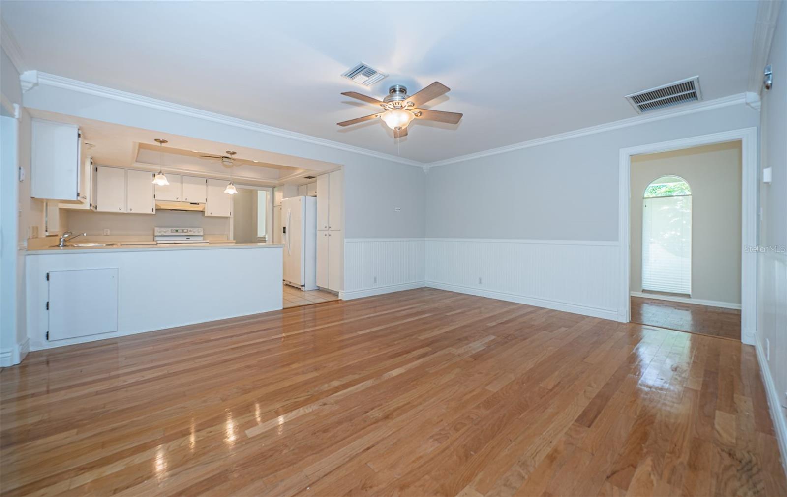 Image 33 of 81 For 209 Greenfield Avenue