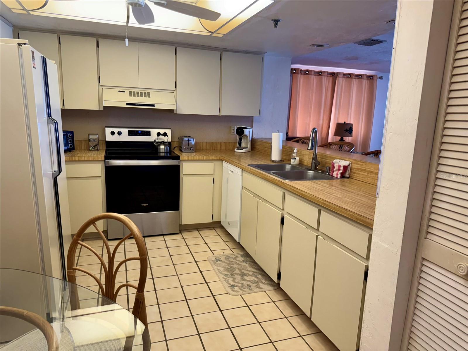 Image 11 of 30 For 16330 Gulf Boulevard 201