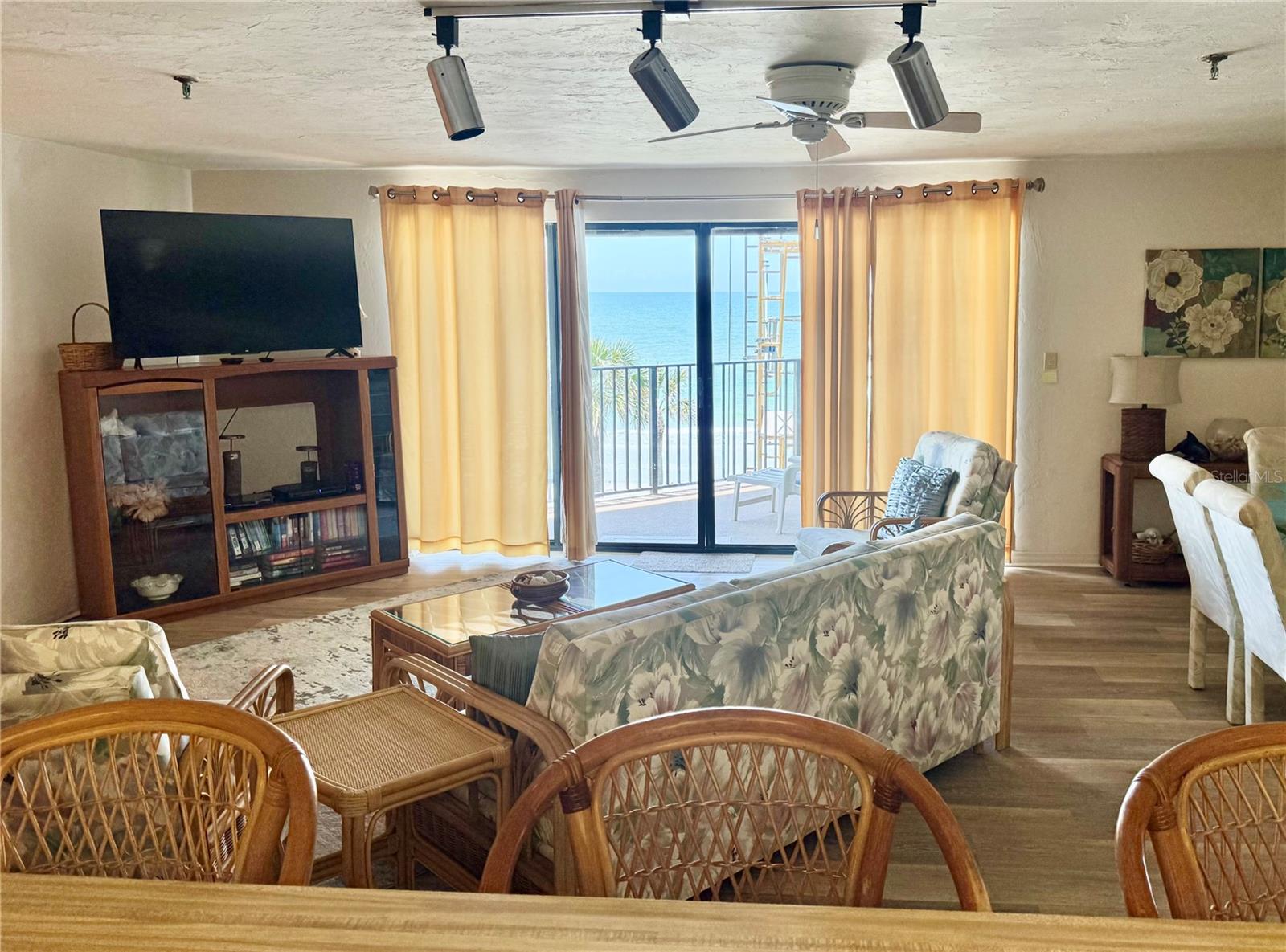 Image 12 of 30 For 16330 Gulf Boulevard 201