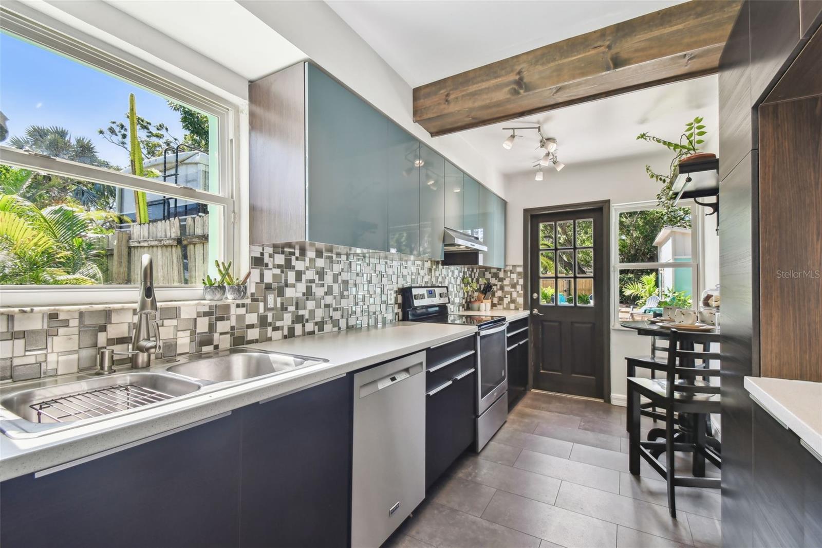 Listing photo id 15 for 905 8th Avenue Sw