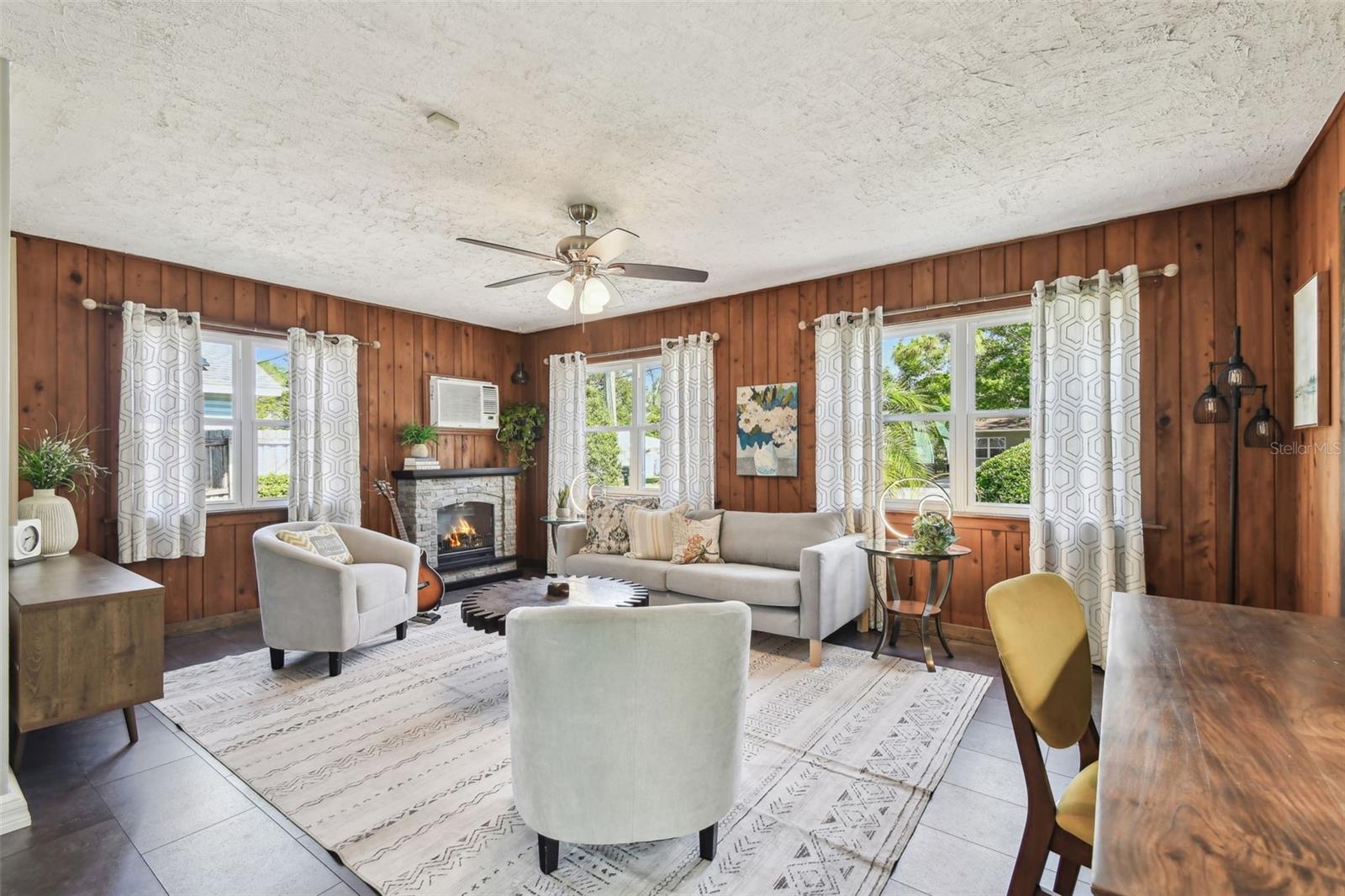 Listing photo id 4 for 905 8th Avenue Sw