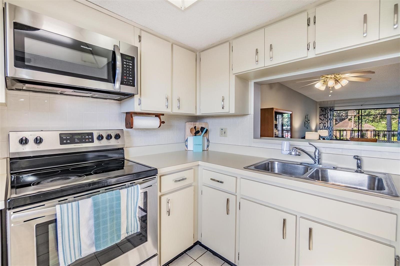 Listing photo id 8 for 3055 Casa Del Sol Circle 202