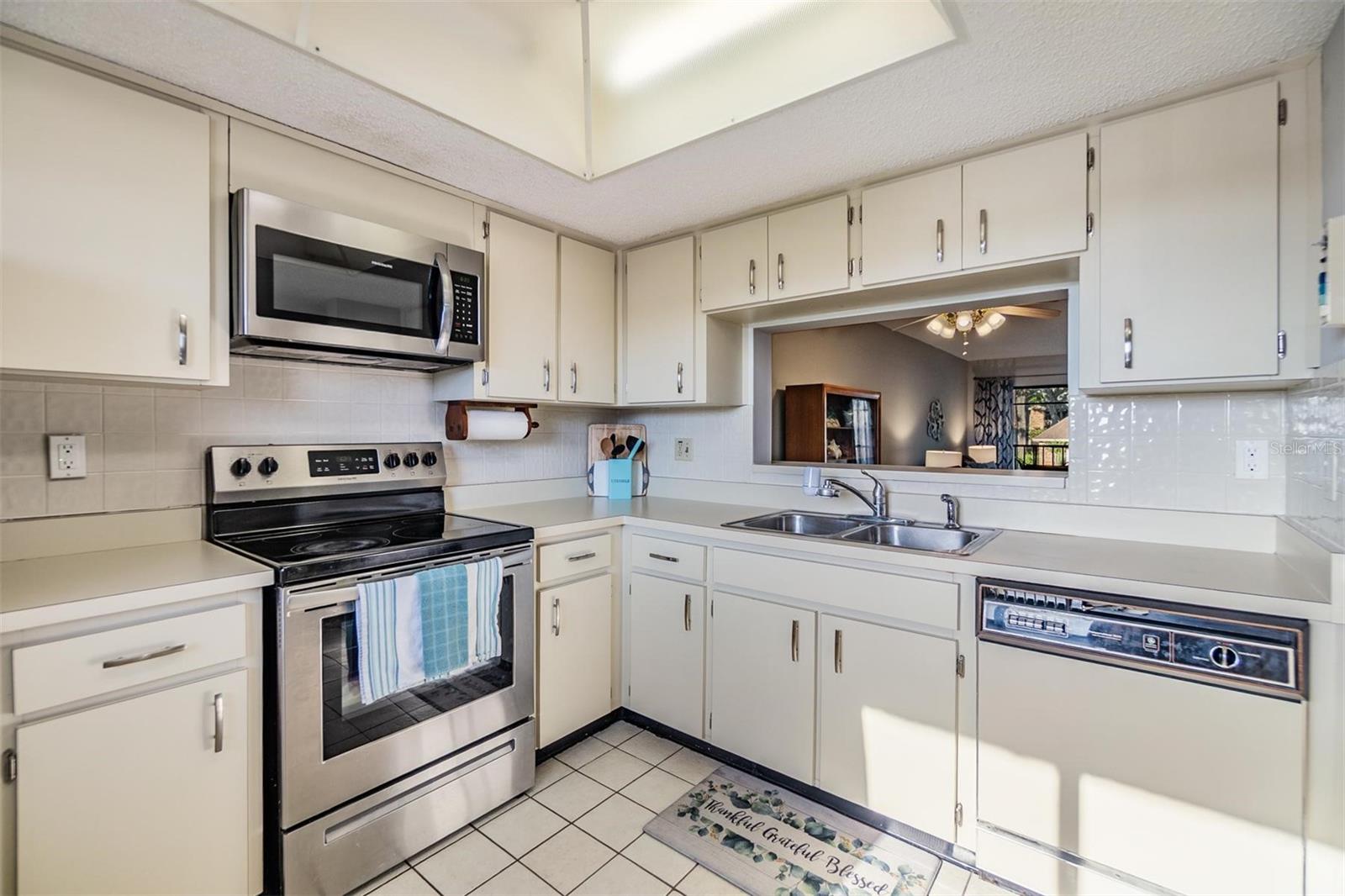 Listing photo id 9 for 3055 Casa Del Sol Circle 202