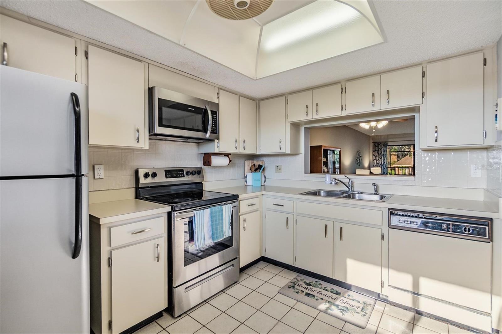 Listing photo id 6 for 3055 Casa Del Sol Circle 202