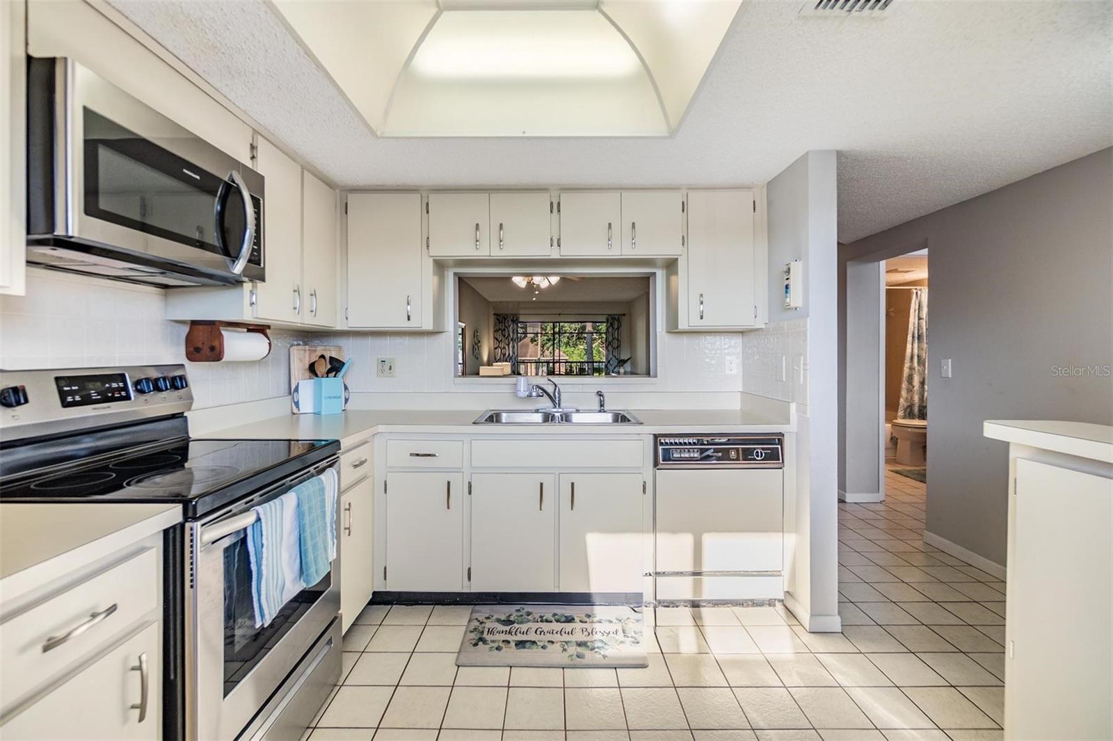 Listing photo id 7 for 3055 Casa Del Sol Circle 202