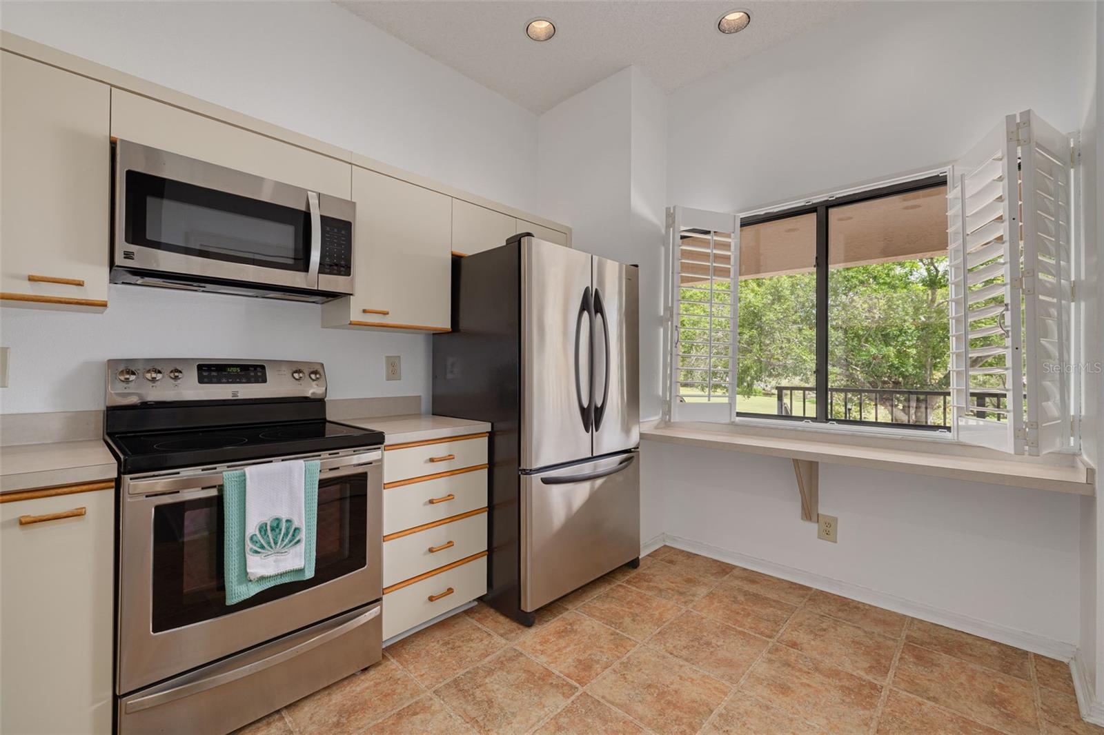 Image 10 of 39 For 3044 Red Oak Court 204
