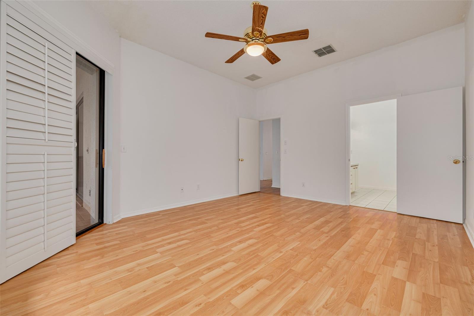 Image 20 of 39 For 3044 Red Oak Court 204