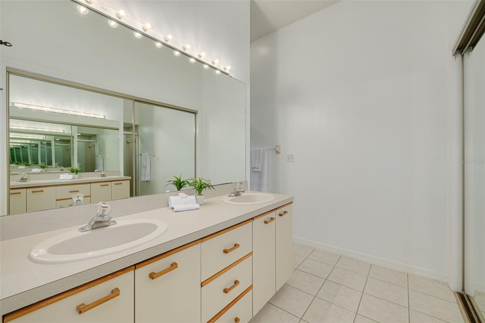 Image 21 of 39 For 3044 Red Oak Court 204