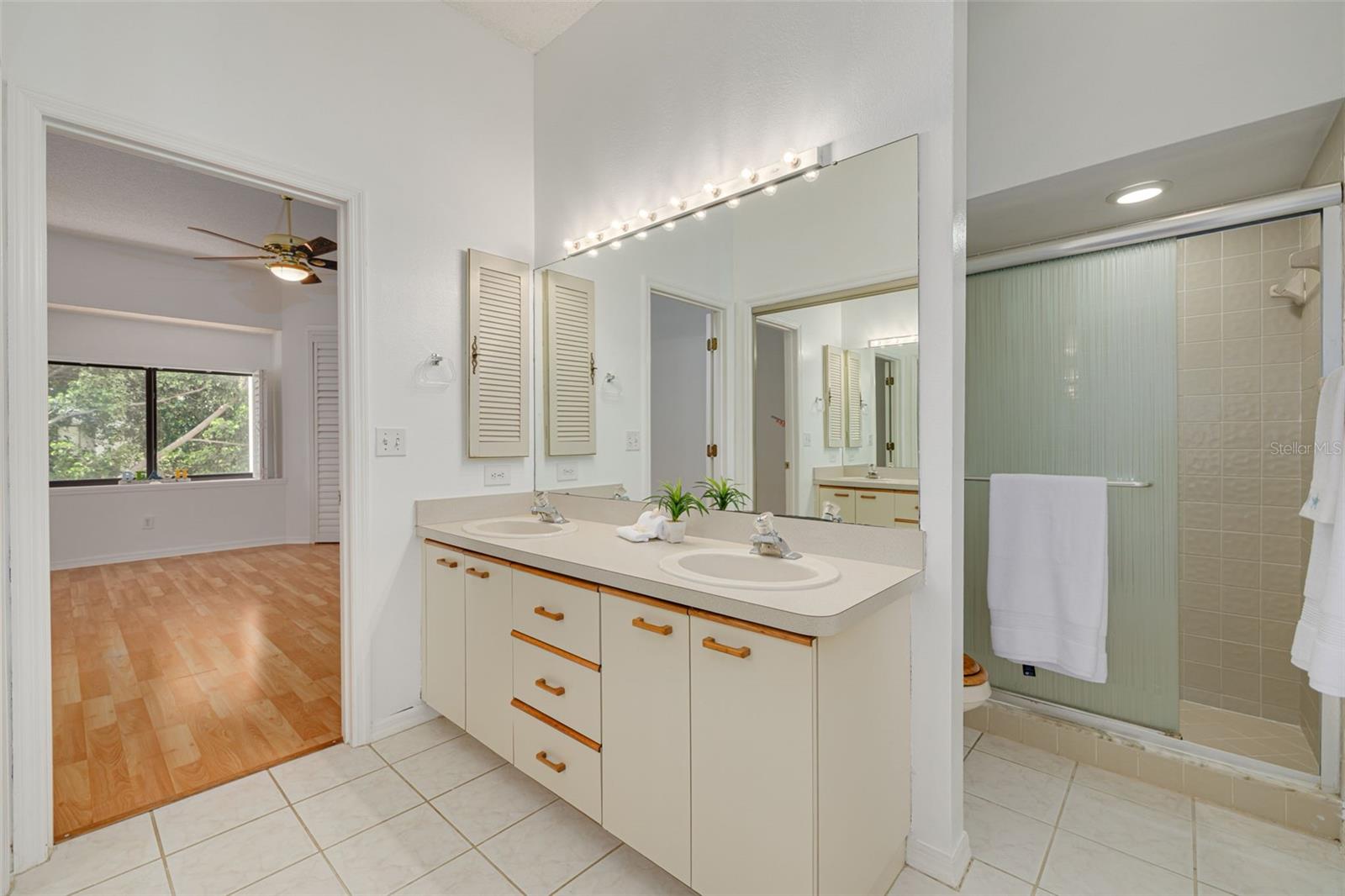 Image 22 of 39 For 3044 Red Oak Court 204