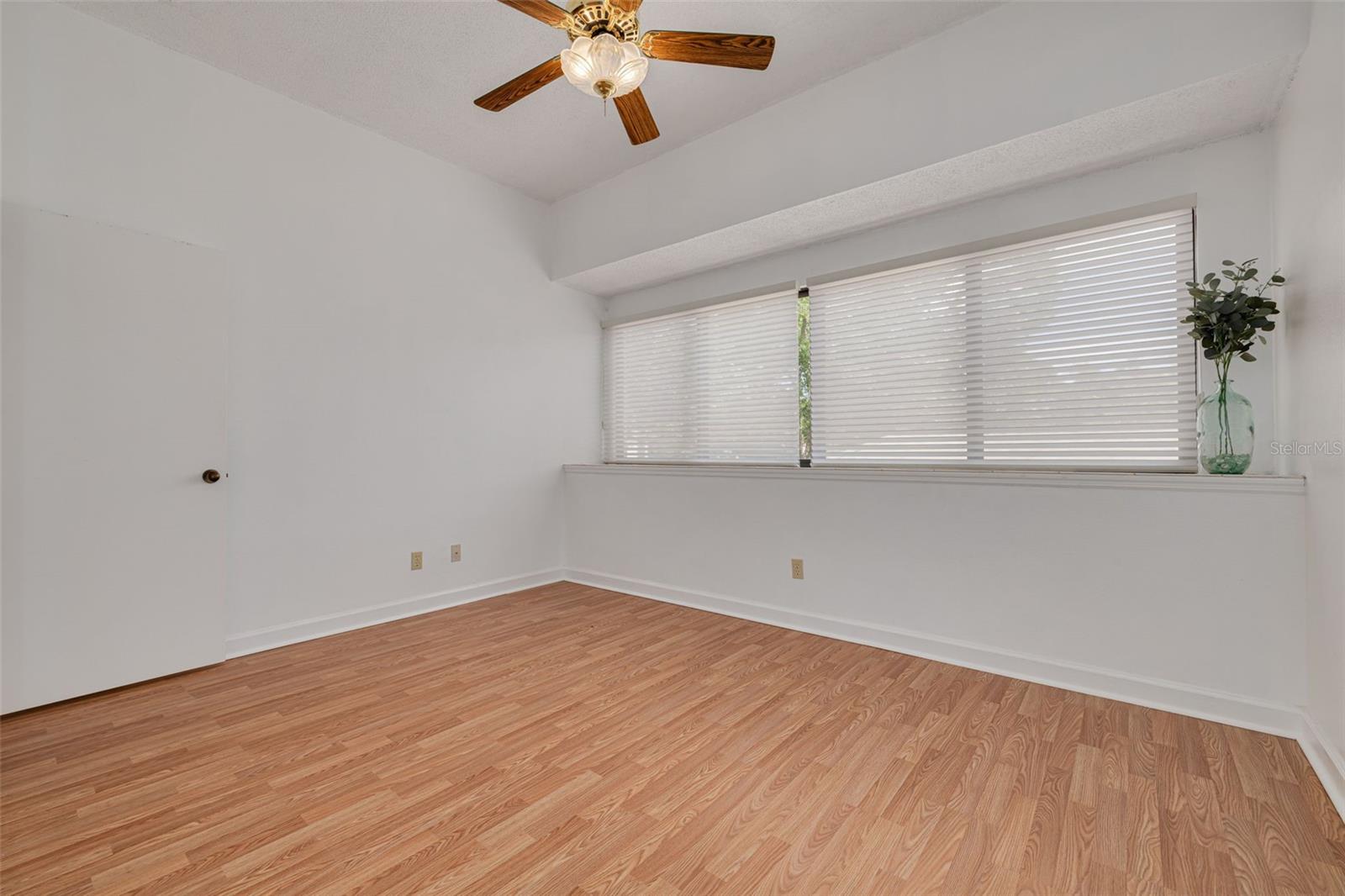 Image 27 of 39 For 3044 Red Oak Court 204