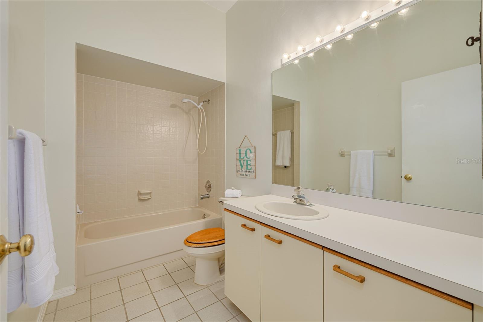 Image 28 of 39 For 3044 Red Oak Court 204