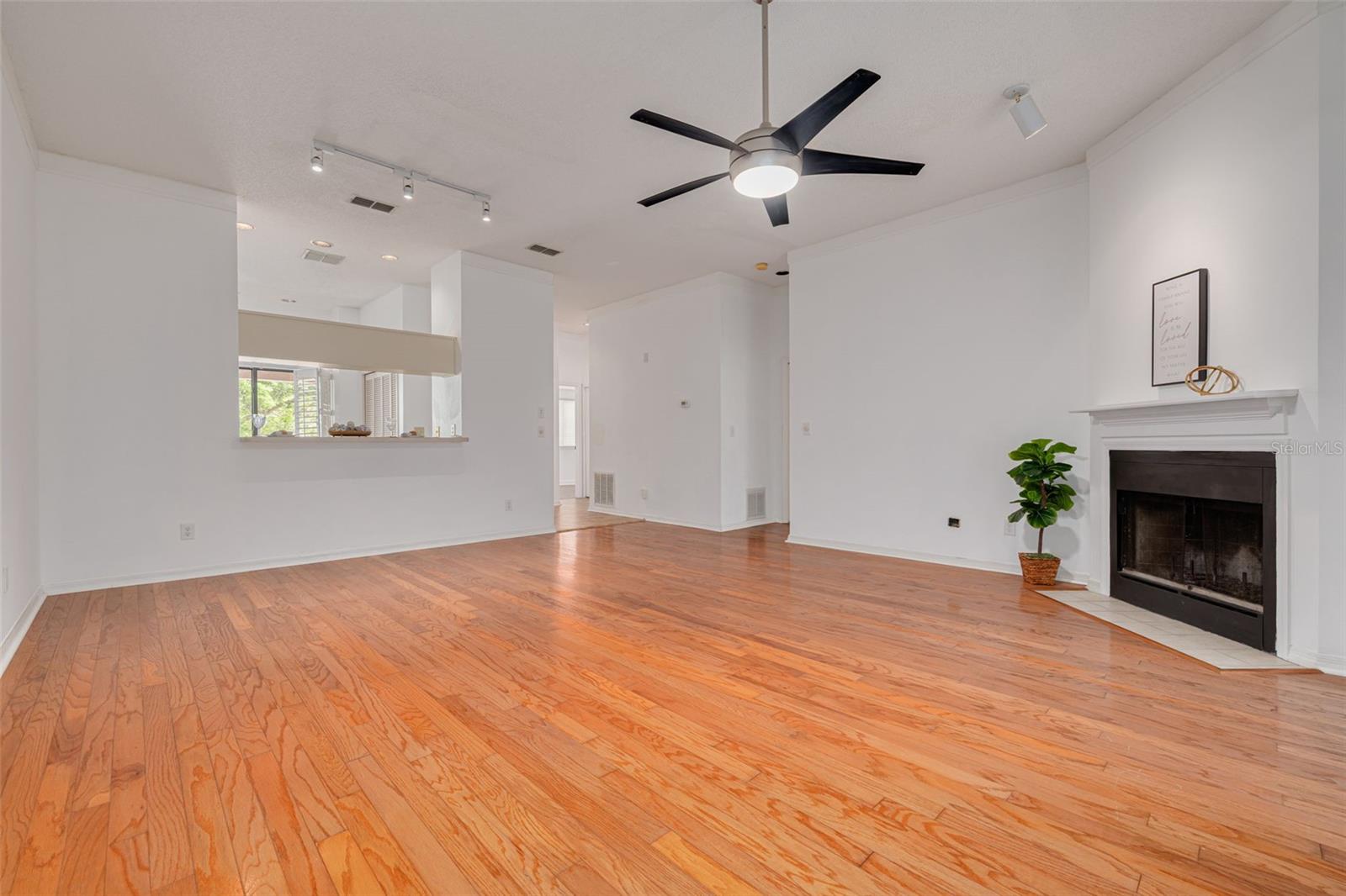 Image 7 of 39 For 3044 Red Oak Court 204