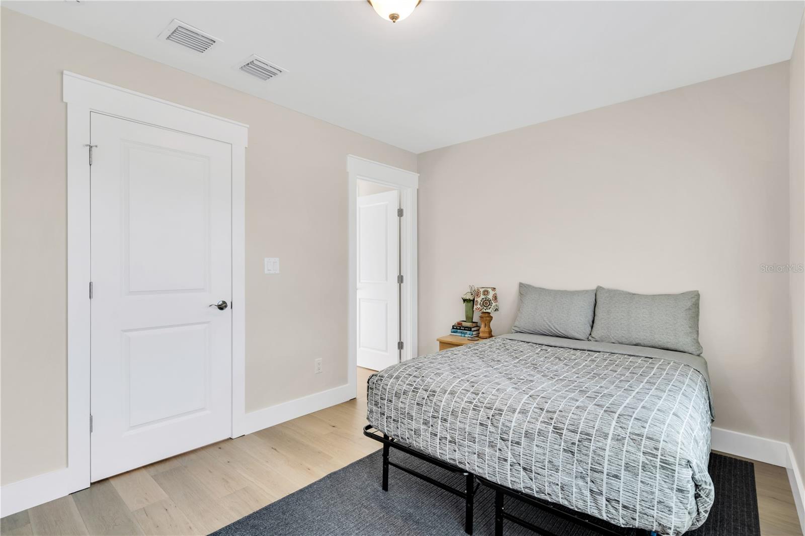 Image 18 of 30 For 340 6th Street E