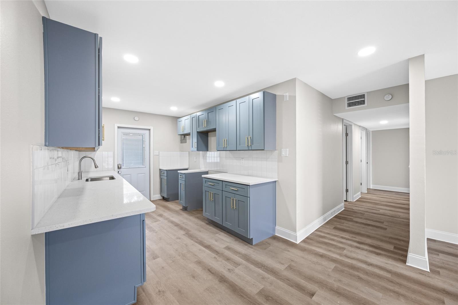 Image 10 of 31 For 140 Davis Boulevard 142-1