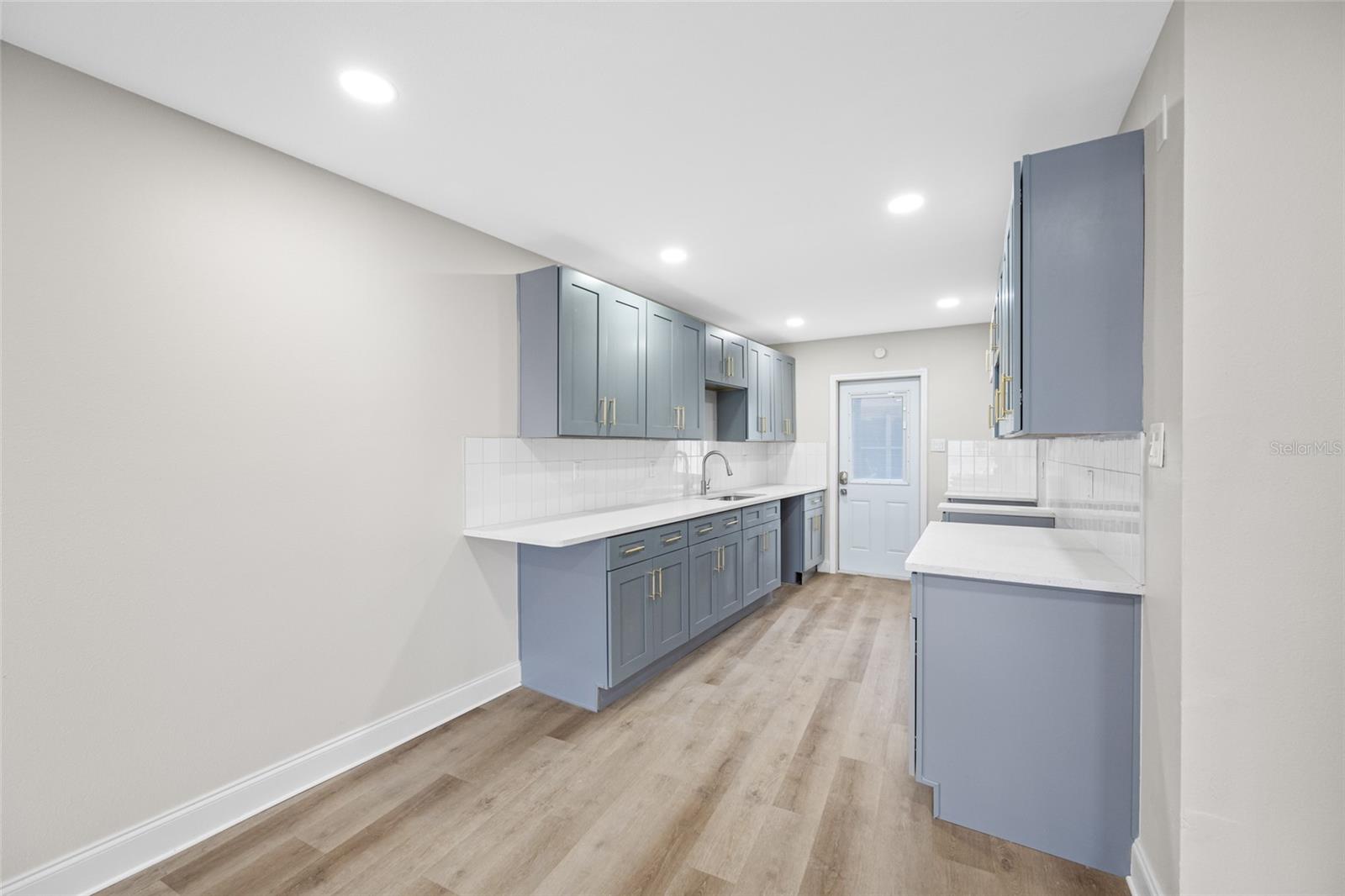 Image 11 of 31 For 140 Davis Boulevard 142-1