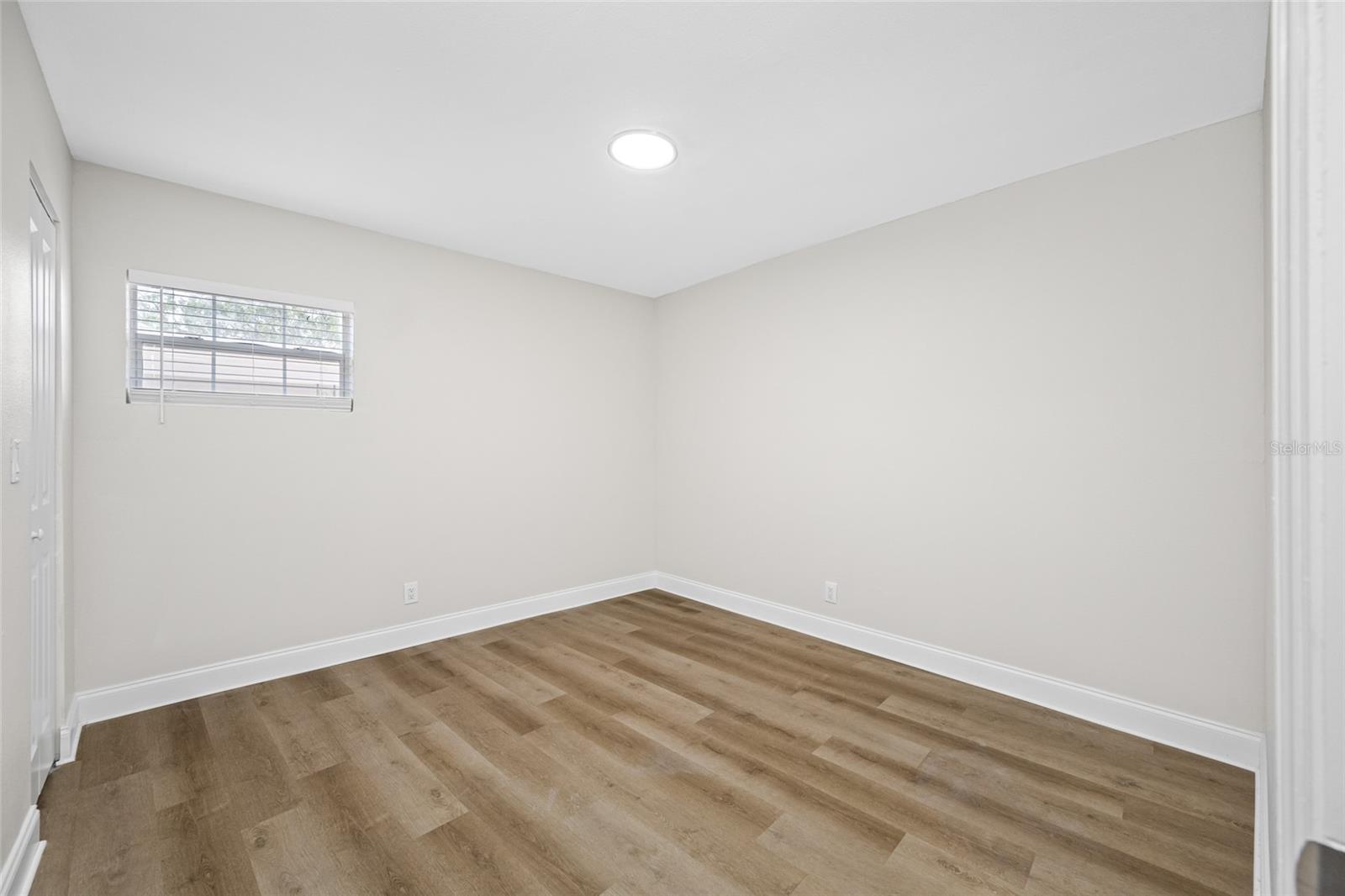 Image 21 of 31 For 140 Davis Boulevard 142-1