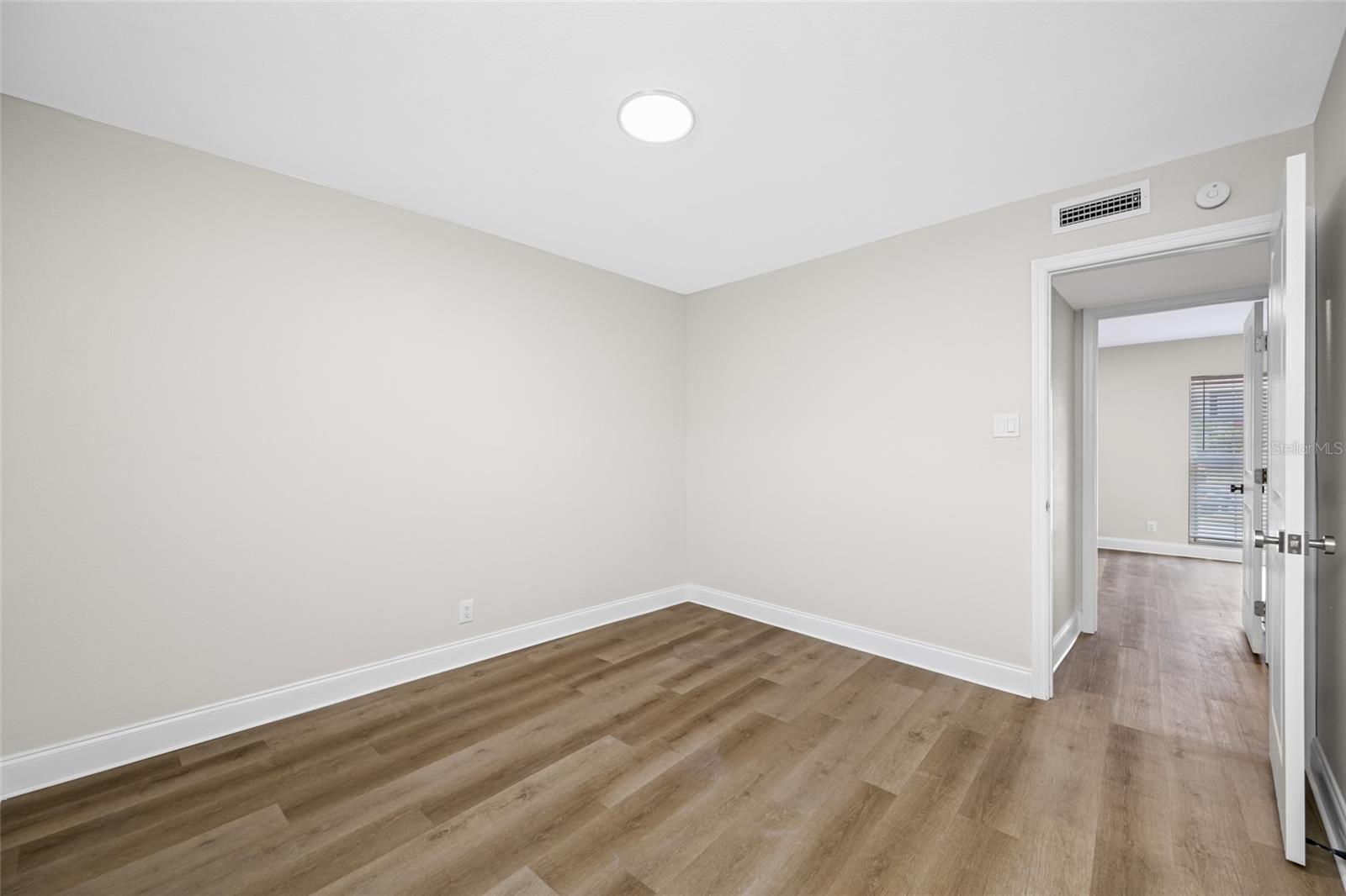 Image 22 of 31 For 140 Davis Boulevard 142-1
