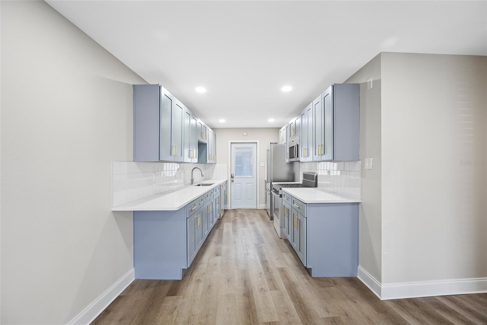 Image 3 of 31 For 140 Davis Boulevard 142-1