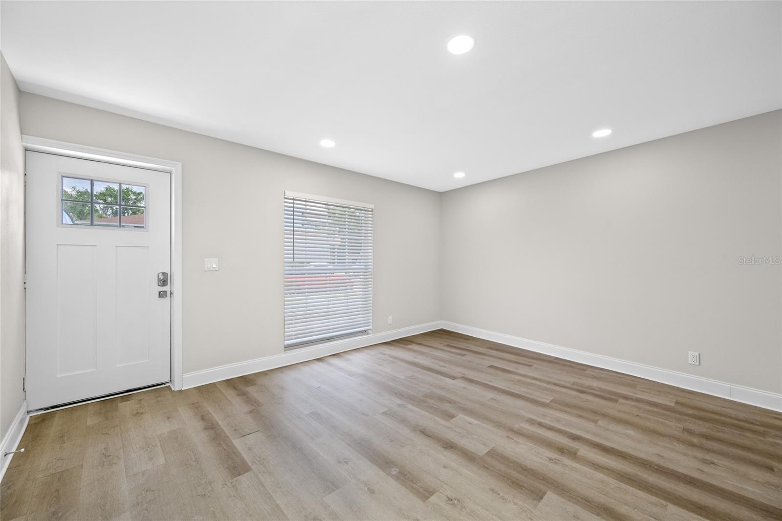 Image 6 of 31 For 140 Davis Boulevard 142-1