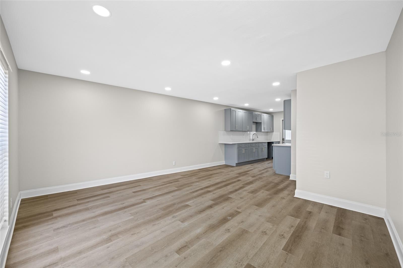 Image 7 of 31 For 140 Davis Boulevard 142-1