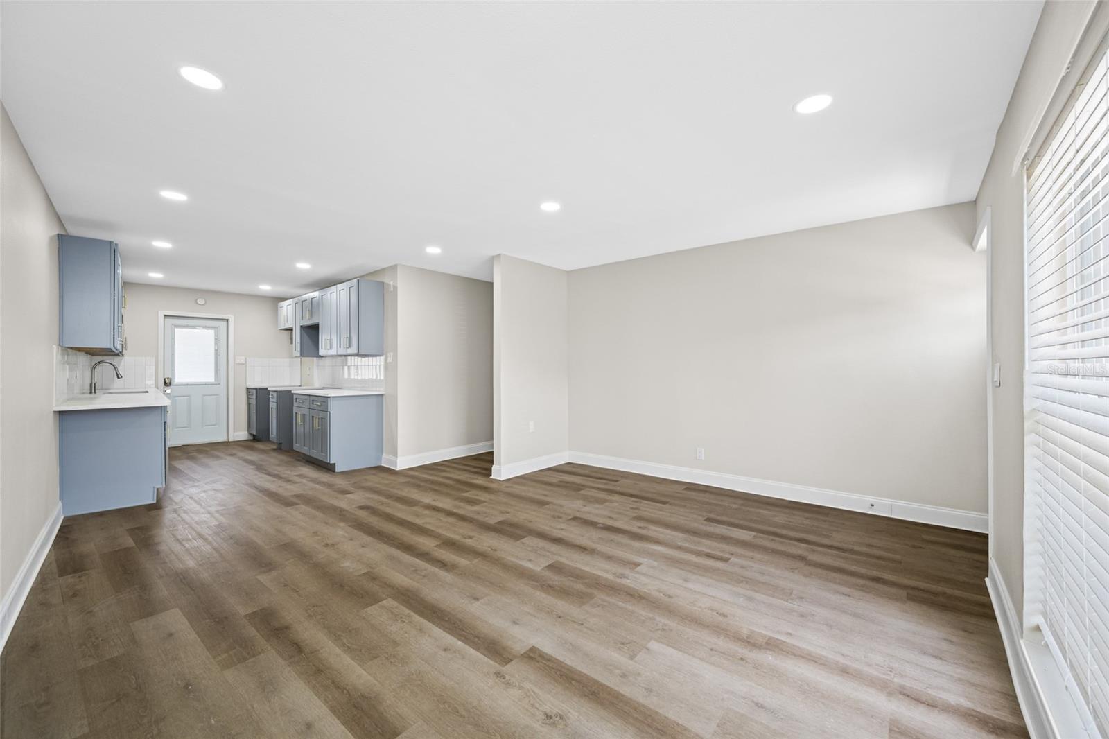 Image 8 of 31 For 140 Davis Boulevard 142-1