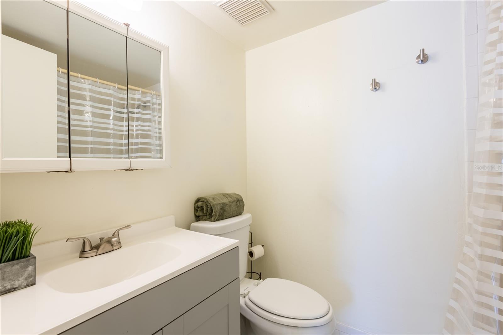 Image 19 of 33 For 210 Cypress Court 122