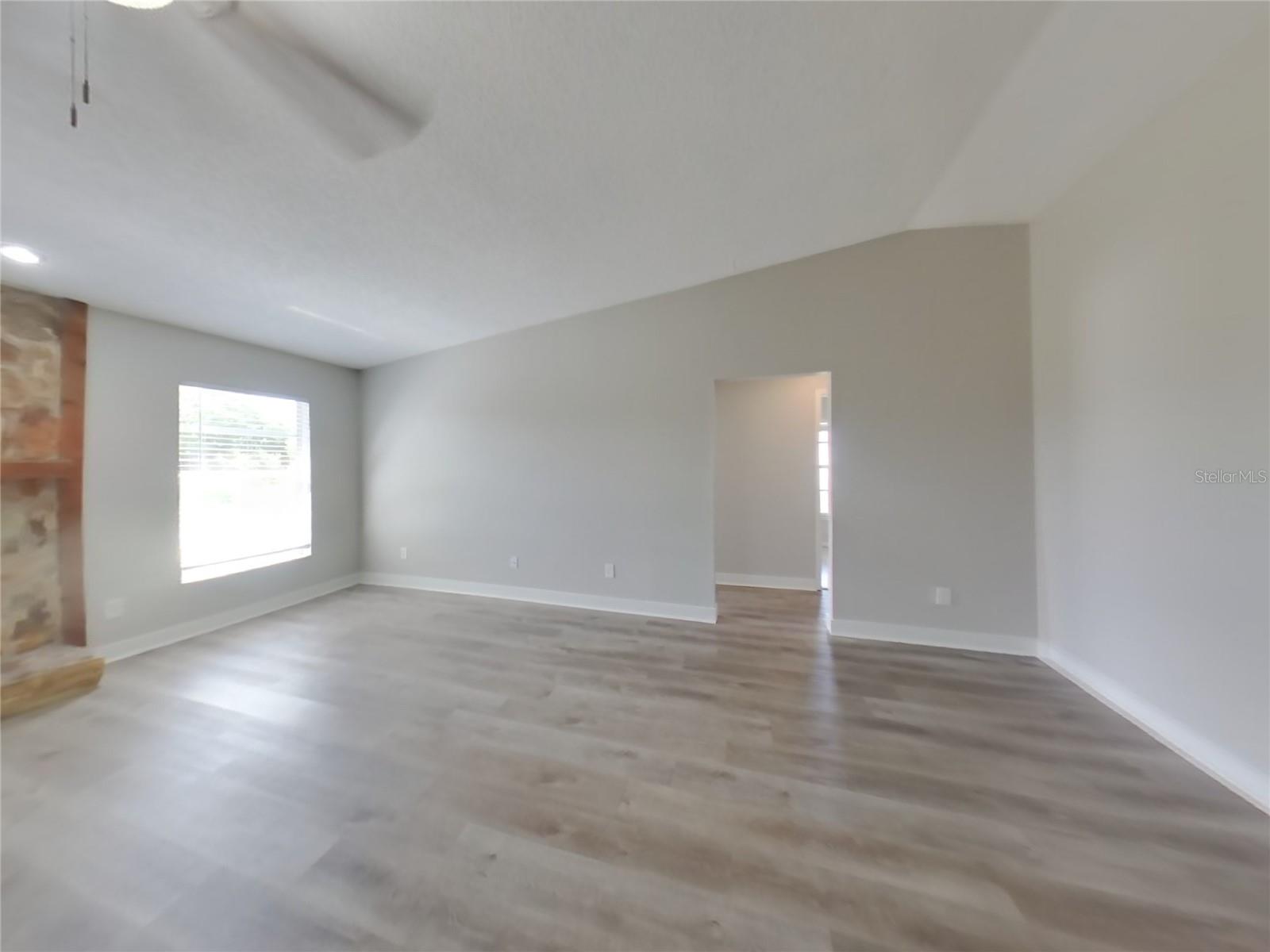 Image 2 of 15 For 1020 Red Oak Circle