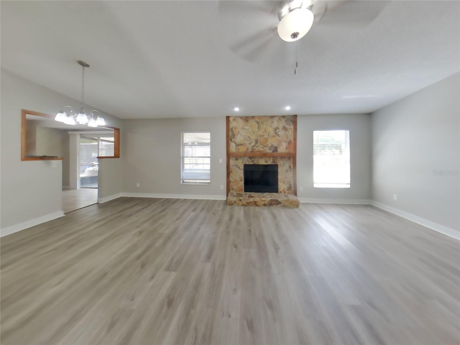 Image 3 of 15 For 1020 Red Oak Circle