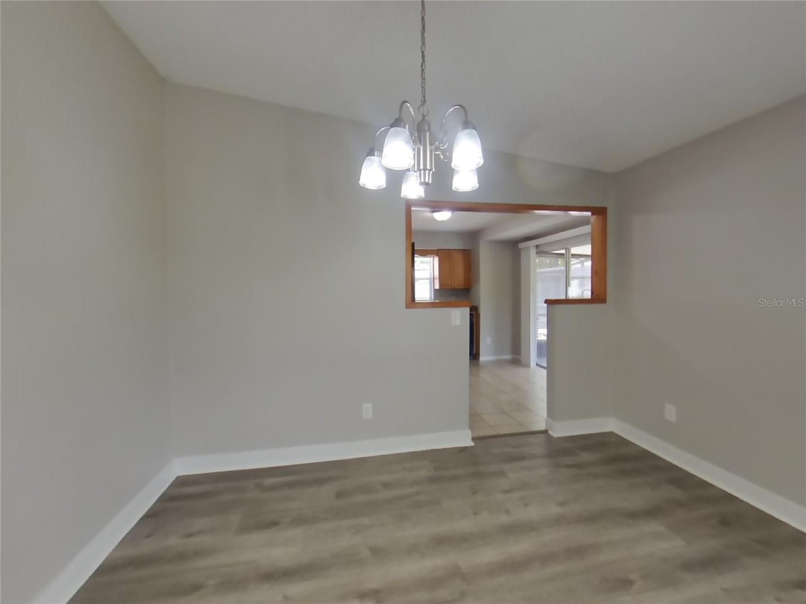Image 4 of 15 For 1020 Red Oak Circle